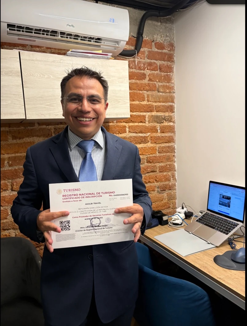 Director Akalbi Travel sosteniendo certificado RNT Sectur